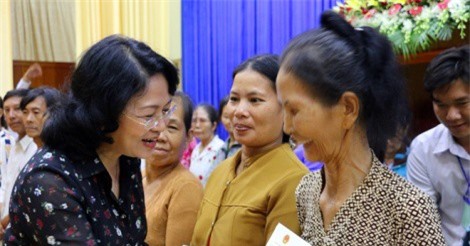 Phó Chủ tịch nước thăm, tặng quà hộ nghèo và học sinh khó khăn