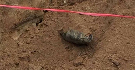 Đào móng trường mầm non, tá hỏa phát hiện quả bom "khủng"