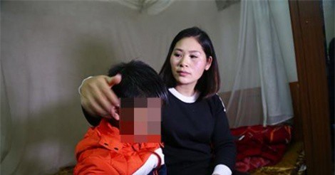 Hà Nội: Bố đẻ dùng dây điện đánh thâm tím người bé trai 9 tuổi