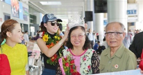 Tranh cãi hành động đội vương miện cho mẹ của Phi Thanh Vân