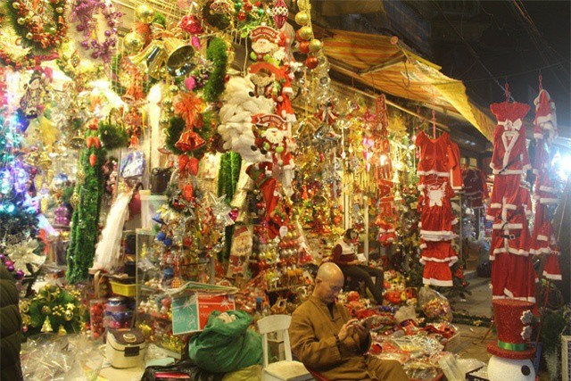 Bội thu hàng chục triệu đồng/ngày nhờ bán đồ trang trí mùa Giáng sinh