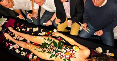 90 phút làm người mẫu sushi khỏa thân ở New York