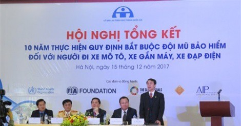 Theo quan chức: Những mũ đó không phải mũ bảo hiểm - ai chịu trách nhiệm?