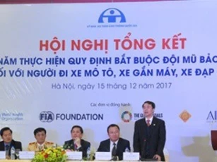 Theo quan chức: Những mũ đó không phải mũ bảo hiểm - ai chịu trách nhiệm?