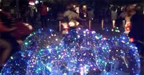 Điều gì khiến bong bóng Galaxy trở thành trào lưu mùa Giáng sinh năm nay?