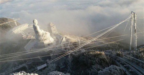 Ngỡ ngàng trước vẻ đẹp của đỉnh Fansipan khi tuyết phủ trắng xóa