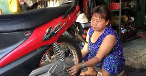 Những người phụ nữ hơn 50 năm cầm cờ lê, mỏ lết giữa Sài Gòn