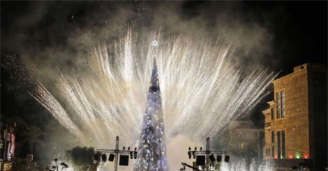 12 cây thông Noel đẹp và "khủng" nhất năm 2017