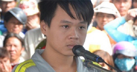 Buồn chuyện gia đình, mang dao rọc giấy rạch mông phụ nữ