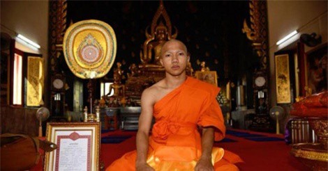 "Messi Thái Lan" bỏ đá bóng, cạo đầu đi tu