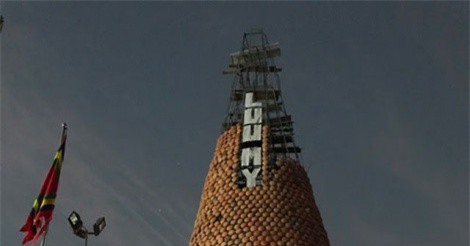 Cây thông Noel cực "độc" được làm bằng 6.000 nồi đất nung ở Nghệ An