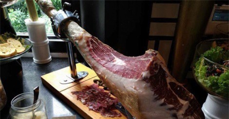 Đại gia cất công đi 100km, bỏ 50 triệu mua 2 đùi lợn ăn Tết