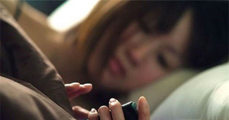 Thức khuya dùng điện thoại có gây ung thư vú?