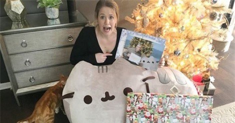  Bill Gates làm ông già Noel tặng quà một phụ nữ yêu mèo