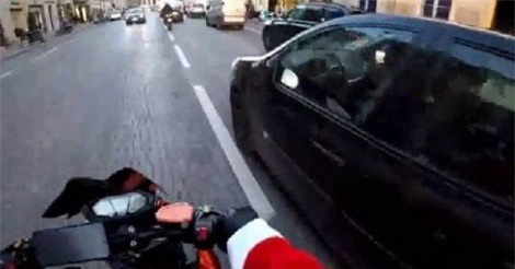 Clip: Ông già Noel “cưỡi” Kawasaki Z800 bắt ôtô gây tai nạn