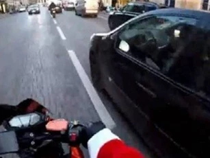 Clip: Ông già Noel “cưỡi” Kawasaki Z800 bắt ôtô gây tai nạn