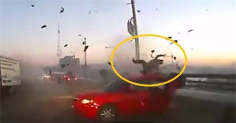 Clip: Ôtô gây tai nạn liên hoàn khiến người ngồi ghế sau văng ra ngoài