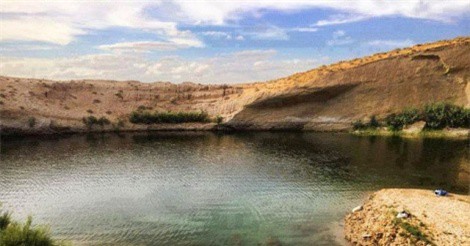 Hồ nước bí ẩn xuất hiện giữa sa mạc chỉ sau một đêm