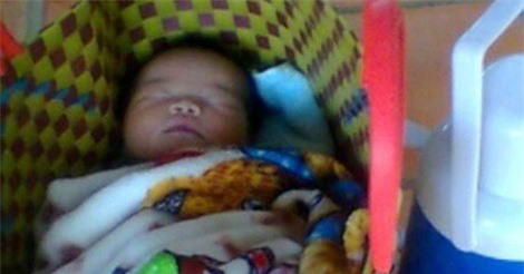 Bé gái 5 ngày tuổi bị bỏ rơi tại cổng chùa