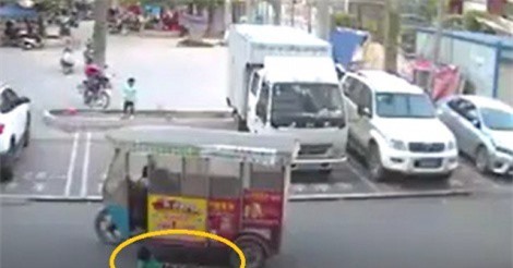 Clip: Phẫn nộ cảnh đứa trẻ bị xe đâm, người lớn đứng nhìn