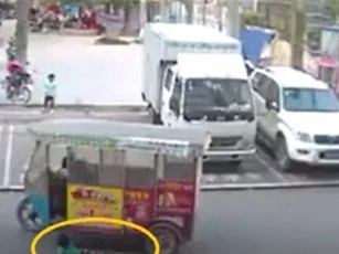 Clip: Phẫn nộ cảnh đứa trẻ bị xe đâm, người lớn đứng nhìn
