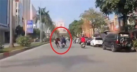 Clip: Xe máy phóng nhanh, tông người phụ nữ đang bê đồ ăn sang đường