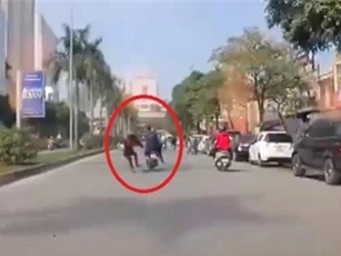 Clip: Xe máy phóng nhanh, tông người phụ nữ đang bê đồ ăn sang đường