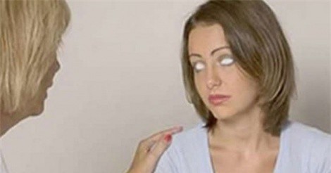 Cô gái sở hữu đôi mắt trắng dã, có khả năng nhìn xuyên thấu mọi vật