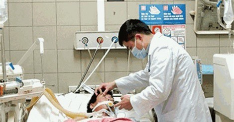 Sau liên hoan, nữ sinh hôn mê do ngộ độc rượu