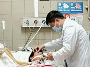 Sau liên hoan, nữ sinh hôn mê do ngộ độc rượu