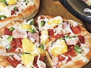 Clip: Tự làm pizza Hawaii cỡ mini siêu ngon, siêu đơn giản tại nhà