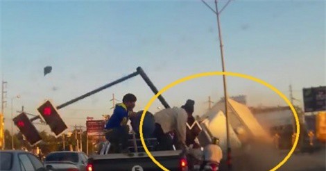 Clip: Xe tải đâm cột đèn giao thông, đè người đi xe máy