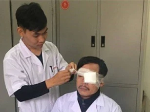 Thái Bình: Bác sĩ bị người nhà đánh gãy sống mũi khi đang cấp cứu bệnh nhân