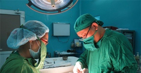 Bị vợ cắt "của quý" vì... nghi có bồ