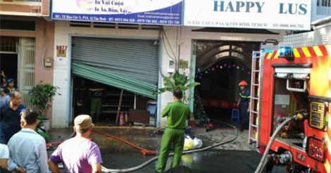 Cháy công ty in vải, 5 người chạy lên sân thượng thoát thân