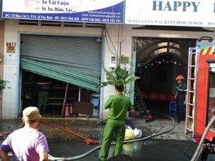 Cháy công ty in vải, 5 người chạy lên sân thượng thoát thân