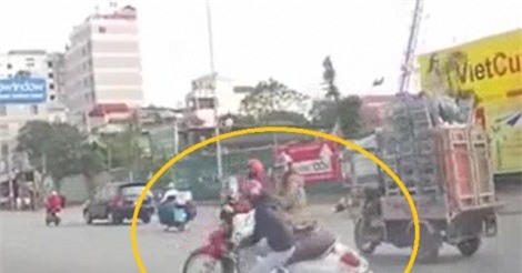 Clip: Phanh gấp, người phụ nữ lao đầu vào ôtô