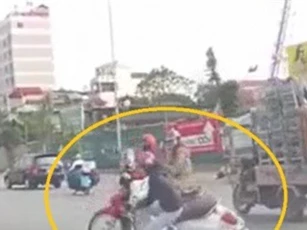 Clip: Phanh gấp, người phụ nữ lao đầu vào ôtô