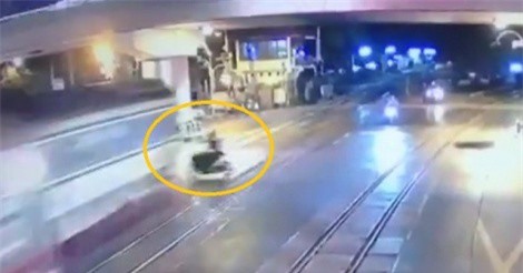 Clip: Honda CBR vượt rào chắn, đâm thẳng vào đoàn tàu hỏa 