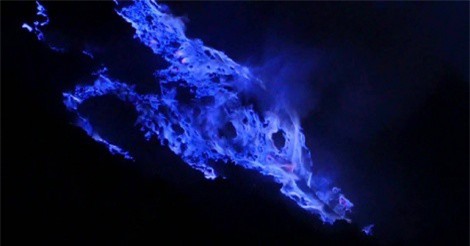 Núi lửa phát ra nham thạch xanh cực "độc" ở Indonesia