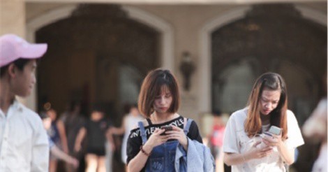 Clip: Những cái kết không ngờ của thói quen vừa đi vừa bấm điện thoại 