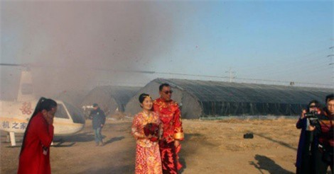 Thanh niên làng “chơi trội”, bỏ tiền thuê trực thăng đón dâu