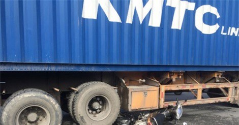 Clip: 2 xe máy bị cuốn vào gầm xe container ở TP.HCM 