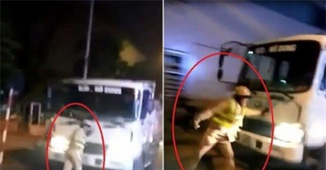 Clip: Xe tải lao thẳng vào CSGT để bỏ chạy 
