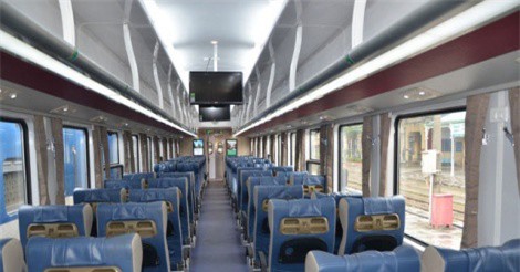 Phục vụ suất ăn hàng không miễn phí trên các đoàn tàu