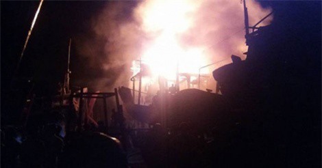 Quảng Ngãi: 4 tàu cá bốc cháy dữ dội trong đêm