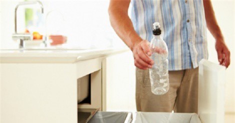 Vì sao không nên để thùng rác trong nhà bếp?