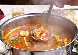 Clip: Cách nhận biết nước lẩu nấu từ hóa chất