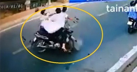 Clip: Xe máy "đấu đầu" tại TP.HCM, 2 người bất tỉnh