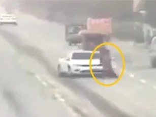 Clip: Bị ôtô húc bay, 2 người đi đường tử vong tại chỗ
